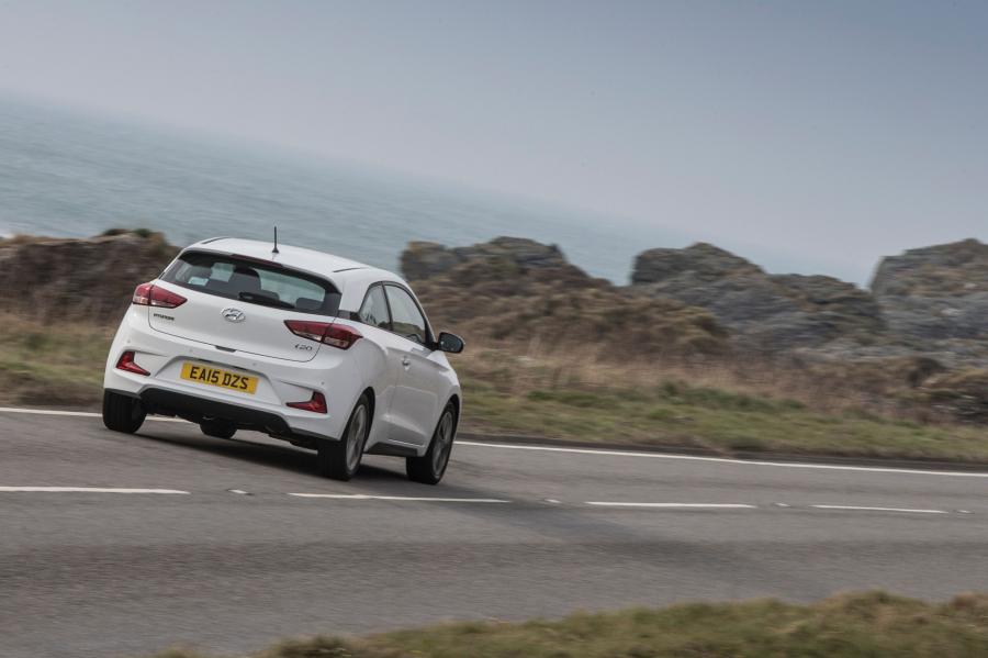  Hyundai i20 Coupe 2015 года  (UK) (фото 16 из 30)